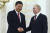 시진핑 중국 국가 주석(왼쪽)이 21일 모스크바 크렘린궁에서 푸틴 대통령과 악수하고 있다. EPA=연합뉴스