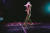 20일 서울 올림픽공원 KSPO돔에서 열린 첫 내한 공연에서 해리 스타일스가 태극기를 흔들고 있다. [사진 Lloyd Wakefield]