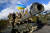 지난달 22일(현지시간) 영국에서 훈련 중인 우크라이나 군인들이 챌린저2 탱크 위에 깃발을 들고 포즈를 취하고 있다. 로이터=연합뉴스