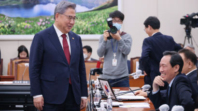 우상호 "웃기네, 보자보자 하니까"…국회 공무원에 반말 호통