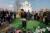 기시다 총리가 21일 키이우 외곽 부차의 한 정교회 교회를 방문해 헌화하고 있다. 이 교회경내에는 러시아군에 학살된 민간인 집단매장 터가 있다. 로이터=연합뉴스