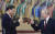 21일(현지시간) 러시아 모스크바 크렘린궁에서 열린 시진핑(왼쪽) 중국 국가주석 환영 만찬에서 블라디미르 푸틴 러시아 대통령과 시 주석이 건배를 하고 있다. EPA=연합뉴스