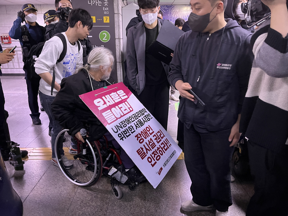 박경석 대표 석방 5일 만에…전장연 지하철 탑승 시위 재개