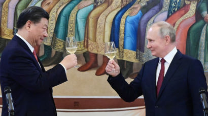 [사진] 푸틴보다 잔 높이 든 시진핑