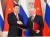 지난 21일(현지시간) 시진핑 중국 국가주석이 블라디미르 푸틴 러시아 대통령이 공동성명에 서명한 뒤 악수하고 있다. 신화=연합뉴스