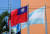 온두라스 주재 대만 대사관 밖에 설치된 대만과 온두라스 국기가 지난 15일(현지시간) 흩날리고 있다. 로이터=연합뉴스