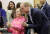 윌리엄 영국 왕세자가 22일 폴란드 바르샤바 모코토우구의 우크라이나 난민 수용소를 방문해 한 어린이와 기념촬영을 하고 있다. 로이터=연합뉴스
