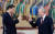 지난 21일 시진핑(왼쪽) 중국 국가주석과 블라디미르 푸틴 러시아 대통령이 모스크바 크렘린궁에서 열린 국빈 만찬에서 건배하고 있다. 로이터=연합뉴스