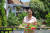 반스다이빙 '루엑' 사장이 직접 재배한 유기농 채소를 들고 있는 모습. 그녀는 유기농 농장과 자연보호교육센터도 운영하고 있다.