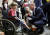 폴란드 바르샤바를 방문한 윌리엄 영국 왕세자가 22일(현지시간) 우크라이나 난민 수용소에서 한 어린이와 대화를 하고 있다. 로이터=연합뉴스