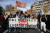 16일(현지시간) 프랑스 파리에서 학생들이 정년을 현행 62세에서 64세로 연장하려는 정부의 연금개혁 계획에 반대하는 시위를 벌이고 있다. AP=연합뉴스
