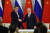블라디미르 푸틴 러시아 대통령(오른쪽)과 시진핑 중국 국가 주석이 크렘린궁에서 정상 회담후 악수를 나누고 있다. AP=연합뉴스