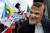  에마뉘엘 마크롱 대통령의 연금개혁에 반대하는 시위대가 23일 프랑스 니스에서 마크롱 대통령을 풍자한 인형을 세워 놓고 있다. [로이터=연합뉴스]