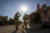 시리아 북부의 미군 기지에서 미군 병사들이 장갑차에 답승하고 있다. AP=연합뉴스