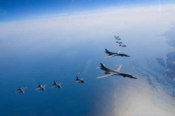 한미 공군은 19일 한반도 상공에서 한국측 F-35A 전투기와 미국 공군 B-1B 전략폭격기 및 F-16 전투기가 참여한 가운데 연합공중훈련을 실시했다.사진 국방부 