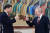 블라디미르 푸틴 대통령(오른쪽)이 지난 21일(현지시간) 크렘린궁에서 열린 국빈 만찬에서 시진핑 중국 국가주석과 건배하고 있다. 스푸트니크=연합뉴스