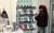 서울 관악구가 ‘마크홀리 별빛신사리 7.0’ 막걸리 출시를 기념하려 운영한 팝업스토어에서 한 시민이 막걸리와 밀키트 제품을 살펴보고 있다. 사진 관악구 