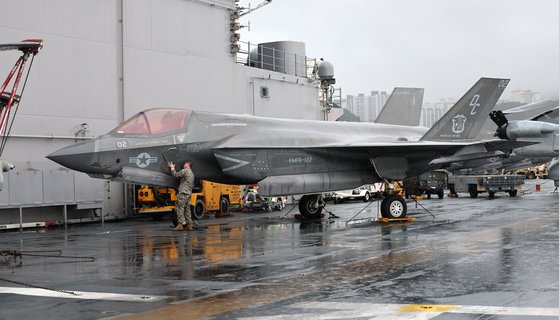 23일 부산작전기지에 입항에 있는 미 마킨아일랜드함 갑판에 수직 이착륙 스텔스 전투기 F-35B가 탑재돼 있다. 송봉근 기자