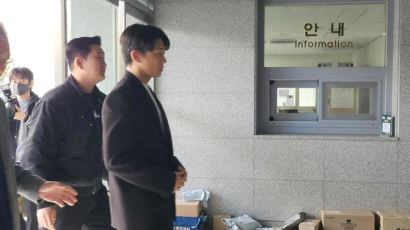 '마약류 투약 혐의' 유아인 경찰 출석…취재진 질문엔 침묵