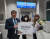 27일 복항한 대한항공의 하네다-인천 정기편으로 입국한 일본인 관광객들이 환영 꽃다발을 받고 있다. [사진 인천국제공항공사]