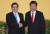 시진핑 중국 국가주석(오른쪽)과 마잉주 전 대만 총통이 2015년 11월 7일 싱가포르에서 만나 악수하고 있다. [AP=뉴시스]