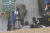 23일 오후 서울 광진구 자양동 주택가에서 경찰·소방과 어린이대공원 관계자들이 탈출한 얼룩말 포획을 시도하고 있다. 연합뉴스