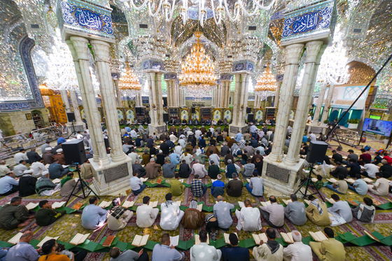 무슬림의 성월 라마단이 지난 23일부터 시작됐다. 이라크에서 라마단을 맞아 기도를 하고 있는 이라크인들. 연합뉴스