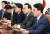 더불어민주당 김민석 신임 정책위의장이 28일 국회에서 열린 원내대책회의에서 발언하고 있다.(오른쪽 끝) 연합뉴스
