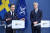 울프 크리스테손 스위덴 총리(왼쪽)가 지난 7일 스웨덴 스톡홀름에서 옌스 스톨텐베르그 나토 사무총장(오른쪽), 스웨덴 정당 지도자들과 나토 관련 회의를 가진 후 기자회견에서 연설하고 있다. EPA=연합뉴스