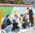  한국투자증권 임직원과 가족들로 구성된 ‘참벗나눔 봉사단’이 지역사회의 노후화된 벽면에 특색 있는 벽화를 그리는 봉사활동을 펼치고 있다. [사진 한국투자증권
