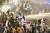 지난 27일(현지시간) 이스라엘 수도 텔아비브에서 베냐민 네타냐후 총리의 ‘사법 개혁안’에 반대하는 시민들의 시위를 경찰이 제재하고 있다. AP=연합뉴스