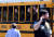 2023년 3월 27일 미국 테네시주 내슈빌에 있는 초등 학교에서 총기 난사 사건이 발생한 뒤 학부모들을 만나기 위해 학생들이 버스에서 내리기를 기다리고 있다. 로이터=연합뉴스