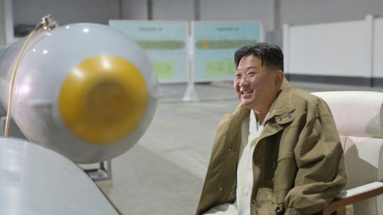 [속보] 김정은 “무기급 핵물질 생산확대…위력한 핵무기생산 박차”