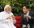 지난 20일 인도를 방문한 기시다 총리(오른쪽)와 나렌드라 모디 인도 총리가 함께 차를 마시며 대화를 나누고 있다. AFP=연합뉴스 