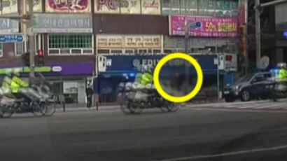 왕복 7차로에 갇힌 70대 노인, 경찰은 보고도 지나쳤다