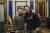 볼로디미르 젤렌스키 우크라이나 대통령(왼쪽)이 26일(현지시간) 대통령실에서 할리우드 배우 올랜도 블룸과 만났다. AP=연합뉴스