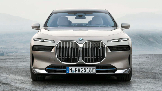 올해의 차에 선정된 BMW i7은 디자인과 실내외 구성, 각종 첨단 기능 및 미래지향 기술, 동력성능에 이르기까지 모든 분야에서 높은 경쟁력을 인정받았다. 혁신성과 럭셔리 모두를 겸비한 최상급 세단의 기준을 제시했다. [사진 BMW]