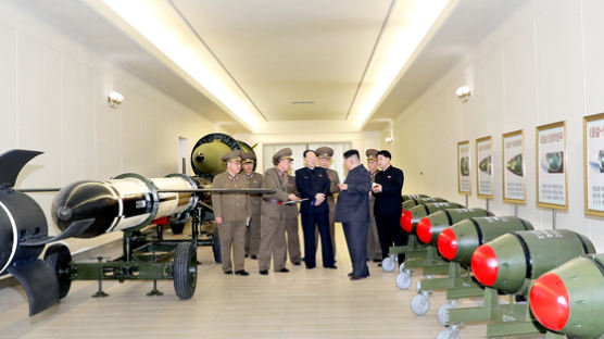 [사진] 김정은, 전술핵탄두 ‘화산-31’ 공개