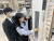 29일 서울 용산구에 있는 전자랜드 매장에서 고객들이 창문형 에어컨을 살펴보고 있다. 사진 전자랜드