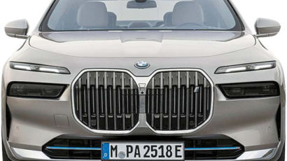 [2023 올해의 차] ‘올해의 차’ BMW i7, 전기차의 전략과 미래 보여줬다
