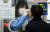 28일 오전 서울 송파구 보건소에서 한 시민이 PCR검사를 받고 있는 모습. 뉴스1