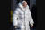 프란치스코 교황이 허리춤이 강조된 흰색 롱패딩을 입고 바티칸시국의 성 베드로 광장을 산책하는 모습을 담은 AI 이미지. SNS상에서 수백만 건의 조회수를 기록했다. 사진 미국 온라인 커뮤니티 레딧 캡처. 