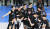남자배구 플레이오프 3차전에서 한국전력을 3-1로 꺾은 뒤 얼싸안고 기뻐하는 현대캐피탈 선수들. 2018~19시즌 이후 4년 만에 챔피언결정전에 진출했다. [뉴시스]