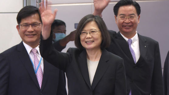 미국 가는 대만 총통에 중국 "미 하원의장 만나면 결연한 반격"