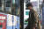 20일 오전 서울 시내 한 버스정류장에서 한 시민이 마스크를 벗고 버스에 탑승하고 있다. 연합뉴스