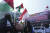 이스라엘 출전 반대 집회에 참석한 이슬람 교도들이 팔레스타인 국기를 흔들고 있다. AP=연합뉴스