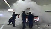 터널 대형사고 막았다…트럭 불붙자 바로 달려간 경찰 기동대