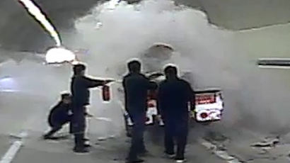터널 대형사고 막았다…트럭 불붙자 바로 달려간 경찰 기동대