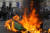 28일(현지시간) 프랑스 수도 파리에서 연금개혁 반대 시위 도중 거리의 쓰레기통이 불타고 있다. AP=연합뉴스
