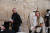 이스라엘 예루살렘의 통곡의 벽 앞에서 정통파 유대인들이 기도를 하고 있다. 백성호 기자